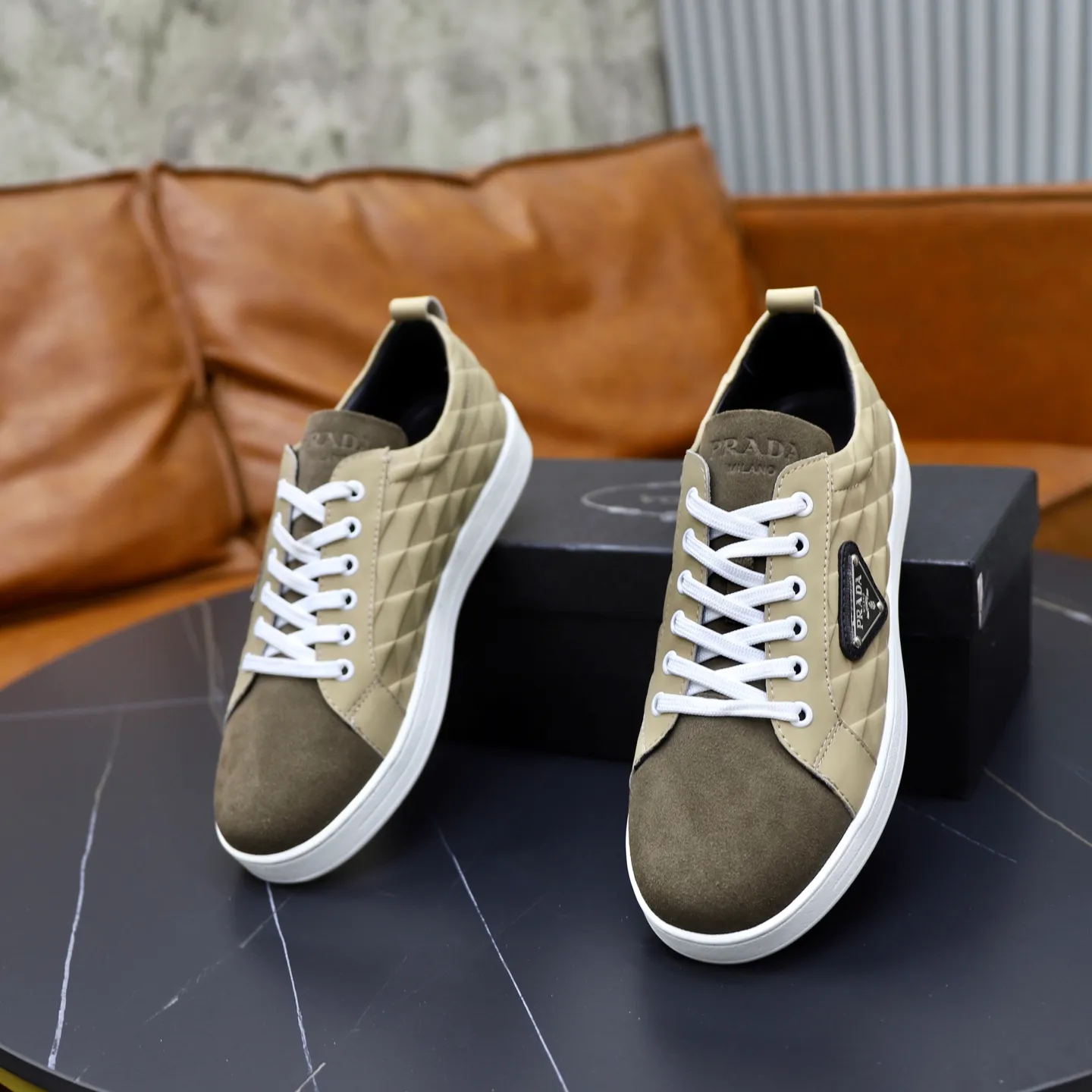 Ex-factory price: 420💰🙅‍♂️🙅‍♂️🙅‍♂️ Brand: PRADA Standard code: 38-44 (45 customized) Grade: Same as the official website Material: Original leather splicing Comfortable and breathable sheepskin lining Original wear-resistant outsole Style category: Men's fashion casual shoes Running sports shoes Distinguished luxury brand elements Top luxury Color: actual picture color